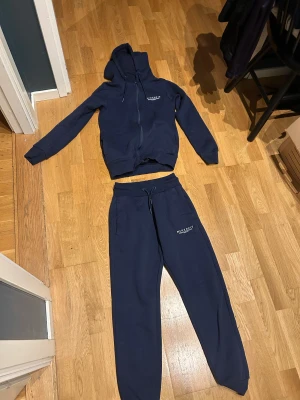 Marinblå mjukisdress från McKenzie - Säljer ett marinblått sett från mckenzie i storlek xs.