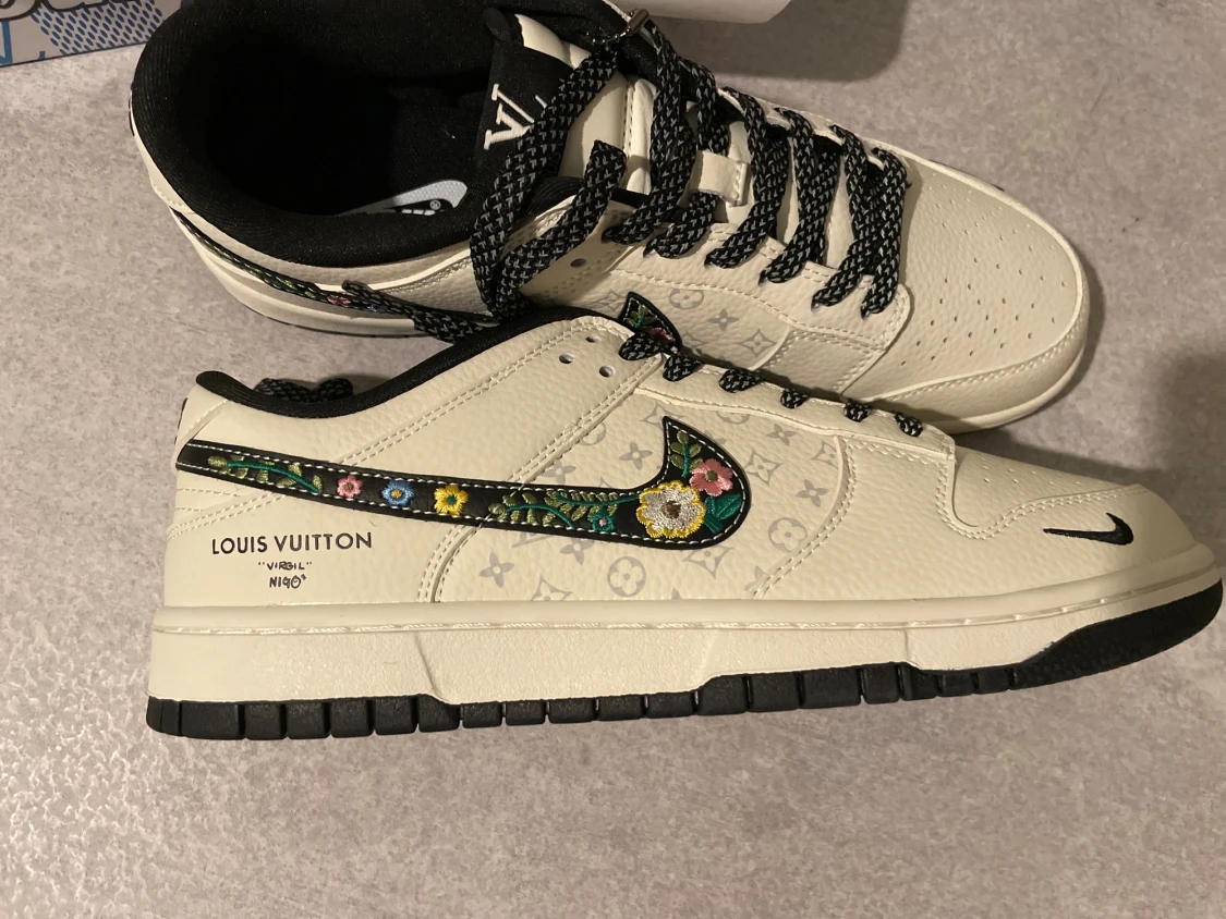 Louis Vuitton x Nike Dunk Blommig