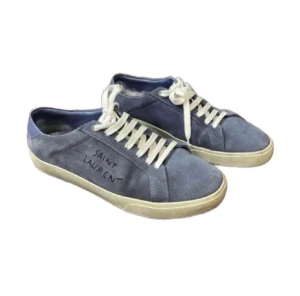 Saint Laurent  - Säljer ett par snygga ysl skor i blå mocka med vita detaljer. Skorna är bra skick och kommer med originalförpackning och certifikat. Perfekta för både vardag och fest! Storlek 41. Passa på att köpa dessa exklusiva skor!