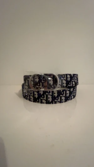 Cd bälte i svart och vit skinn med silver logo - Cd bälte helt oanvänd