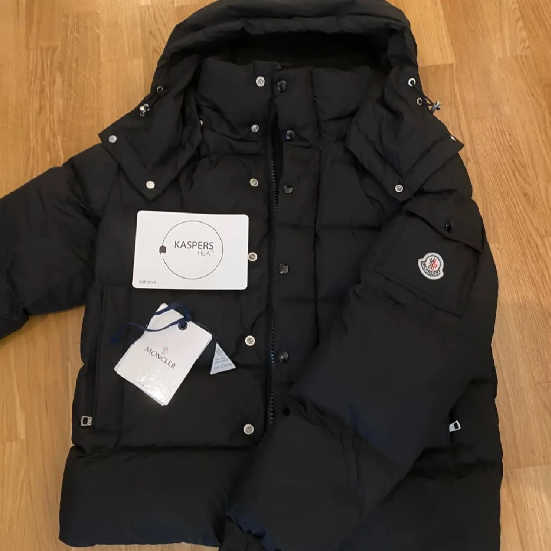 Svart Moncler pufferjacka med huva