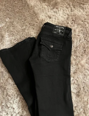 true religion jeans - True religion jeans modell Joey som inte används, har sytt upp dem ca 1 cm, bra längd för någon mellan 160-165. nypris 1100🤩
