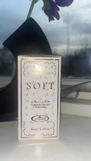 Soft koncentrerad parfym 6ml - Soft från Crown Perfumes är en koncentrerad parfymolja i smidig 6ml roll-on flaska. Perfekt att ta med i väskan för en snabb uppfräschning när du är på språng. Tillverkad i Europa. Aldrig använt!