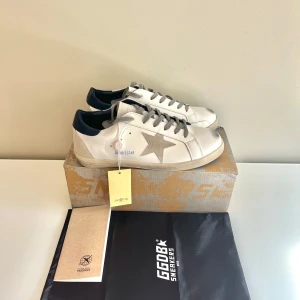 Golden Goose Superstar  - Bara testade och inte använda. Säljer då dem ej passade. Dustbag och lådan medkommer. Innermåttet är 27,9 cm, Hör av dig vid frågor!