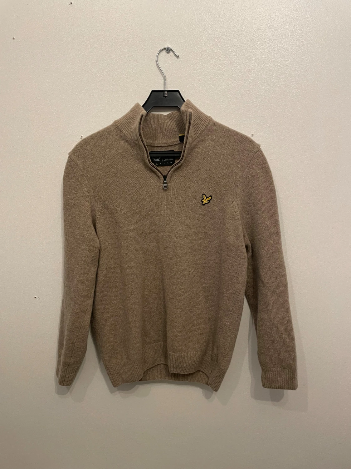 Beige stickad tröja från Lyle & Scott