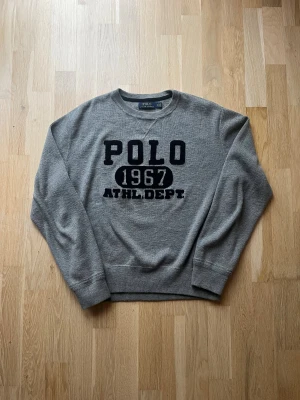 Stickad tröja Ralph Lauren - Fin stickad tröja från Ralph Lauren. Den är i väldigt fint skick helt utan några tecken på användning. Skriv vid funderingar🙌Pris kan diskuteras!