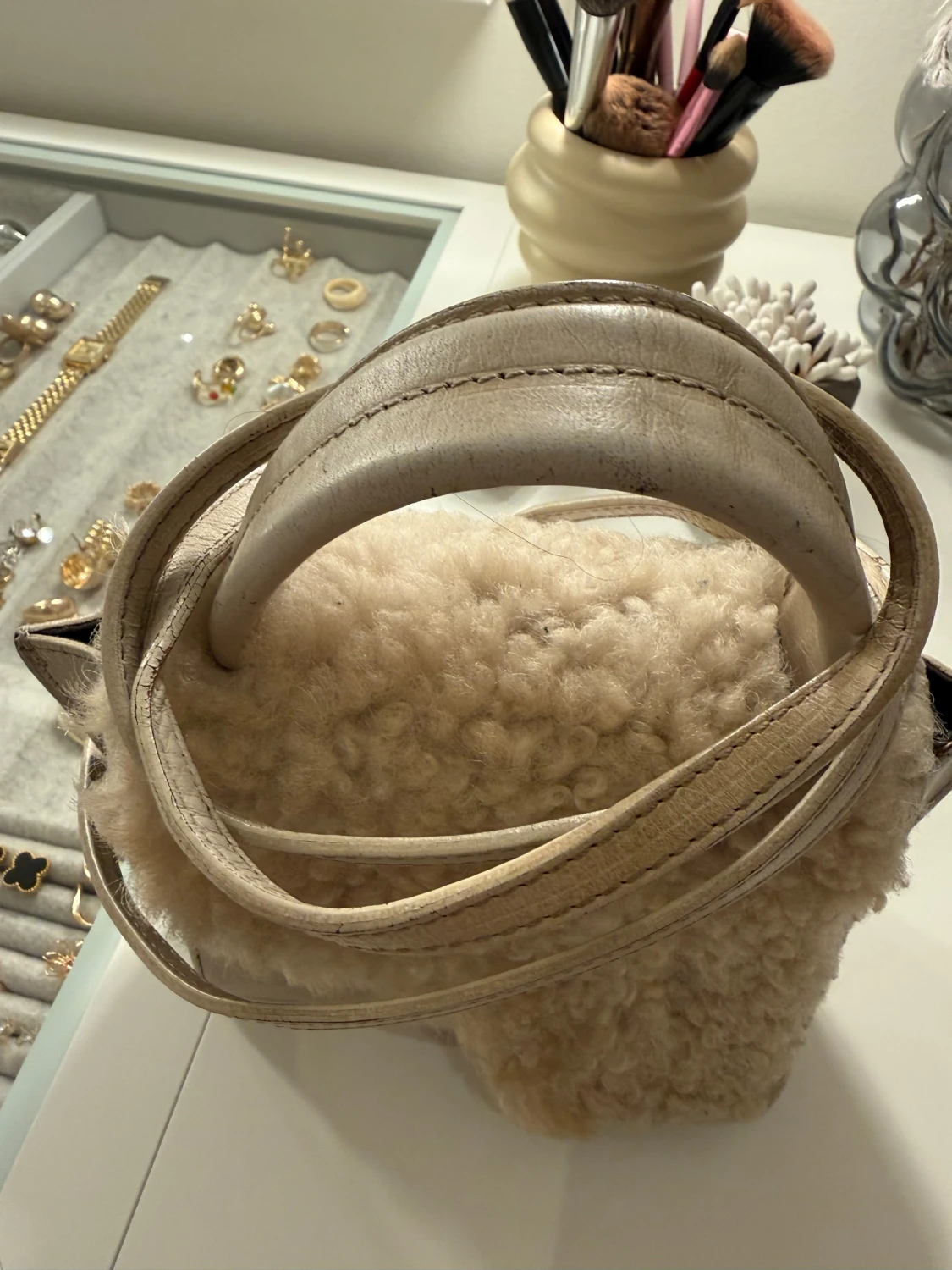 Beige handväska med pälsdetaljer - 2