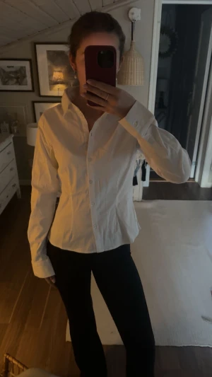 Vit figursydd skjorta  - Klassisk vit skjorta med figursydd passform från Bikbok.  Skjortan har långa ärmar, knappar framtill och vid manschetterna samt en snygg krage. Helt ny! Prislapp på. Säljer då jag har två st.  