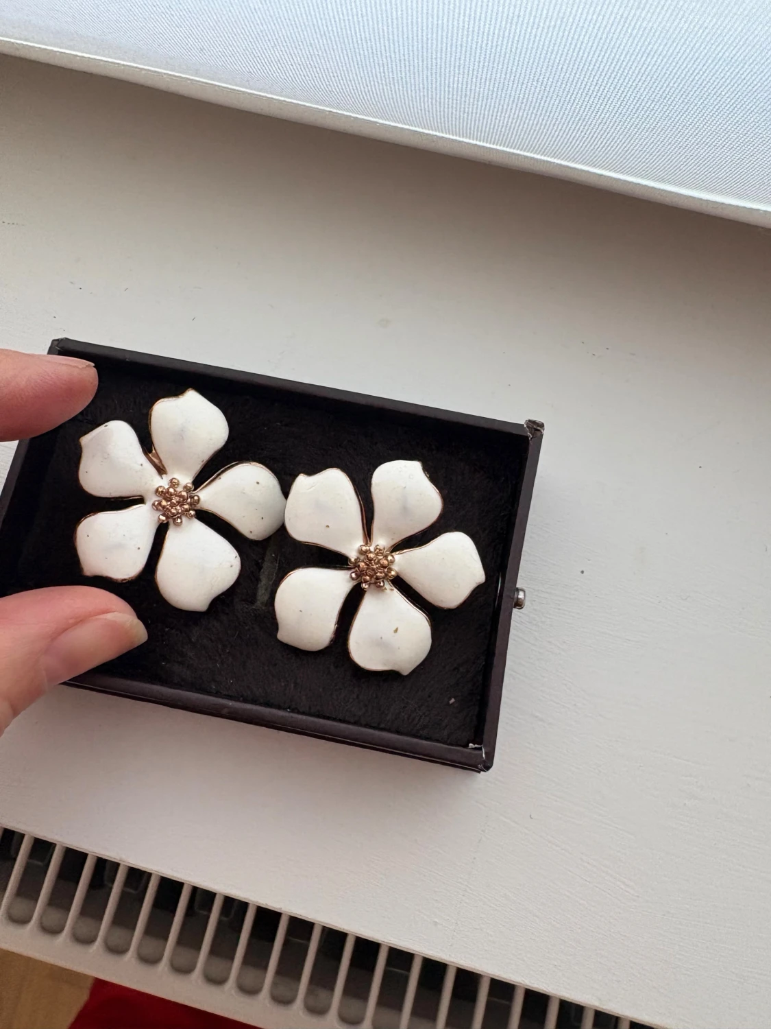 Stora vita blomformade örhängen - 3