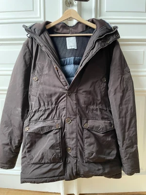 Vinterjacka J.Lindeberg - Tja säljer en sjukt fet vinterjacka från J Lindeberg! De är i bra skicka och har inga hål eller skador. Hör gärna av er vid frågor!