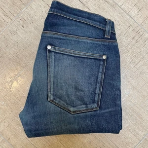 Acne Studios jeans  - Ett par extremt snygga Acne Studios jeans i väldigt bra skick! Storlek 30/32 men passar 29/32! Jeansen är raw och kommer med en väldigt snygg wash! Kontakta gärna oss om du har några frågor, priset är ej hugget i sten! Mvh Saint ;) 