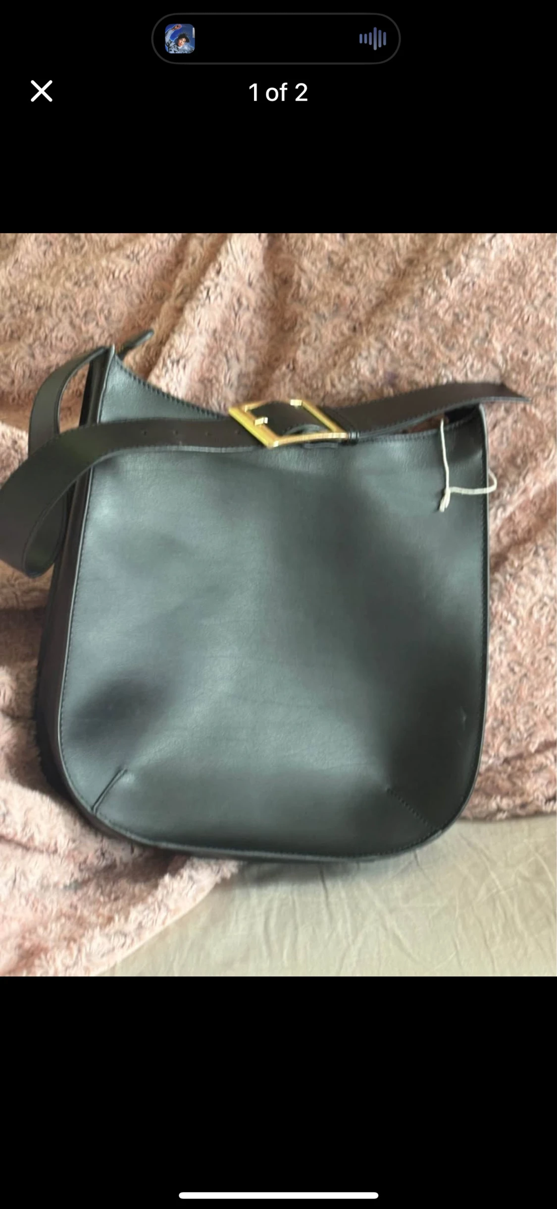 Svart axelväska i skinn med spänne