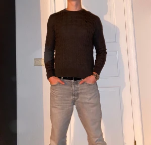 Brun kabelstickad tröja från Morris  - Brun kabelstickad tröja från Morris i storlek S. Fint skick till ett bra pris. Nypris: 1995kr. Mitt pris: 599kr.                  Vid frågor eller funderingar, tveka inte att höra av dig.