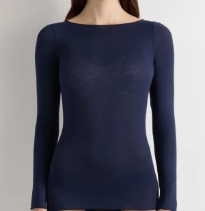 Intimissimi tröja marinblå  - Jättefin tunn tröja från intimissimi. Perfekt att köra lager på lager eller ha bara som den är, säljes då den inte används så mycket längre😊