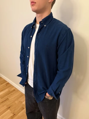 Blå Linneskjorta Ralph Lauren - En snygg polo skjorta som passar till sommaren! Du ska kunna uttrycka stil utan att det kostar för mycket!🕺🍾💼🤩  Storlek👔: M Nypris💰: ca 1399 kr