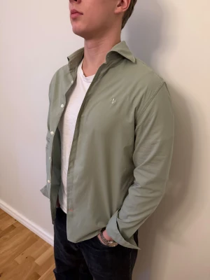 Ljusgrön Morris skjorta - Snygg Morris skjorta som passar till alla tillställningar! Du ska kunna uttrycka stil utan att det kostar för mycket!(skjortan är ganska tunn i materialet)🕺🍾💼🤩  Storlek👔: M Nypris💰:  ca 1299 kr