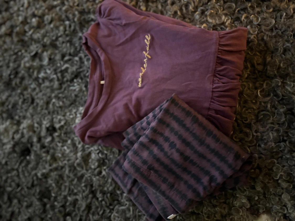 Lila volangklänning med matchande tuffa leggings NAME IT  - 3