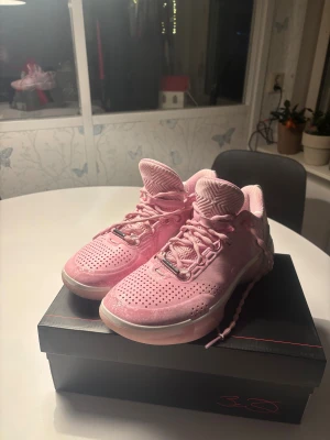 Rosa sneakers med perforerad design - Säljer ett par riktigt snygga rosa basketskor från Li-Ning med perforerad ovandel, coola detaljer och snörning. Skorna har en unik sula med mönster och reflekterande X-detalj på hälen. Perfekta för dig som vill sticka ut med färg och stil.