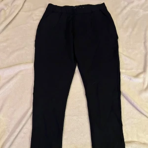 Svarta byxor  - Säljer ett par svarta kostym/mjukisbyxor från Lager 157 i storlek S/36. De är aldrig använda och i jättebra skick. Sitter fint på och är både bekväma och stilrena.🩷
