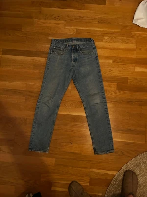 Arket jeans - Säljer detta par arket jeans i modell park cropped. Skön ljusblå färg och en klassiskt 5-ficks design. Storlek W28xL30