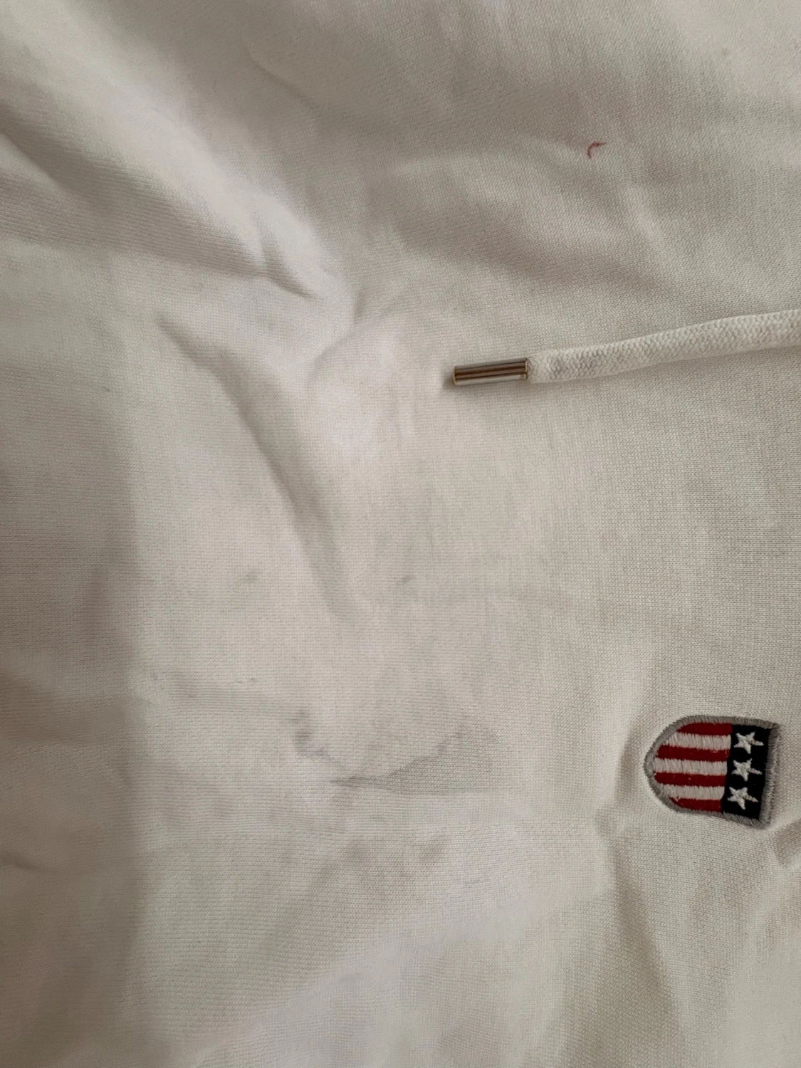 Vit hoodie från GANT med broderi - 1