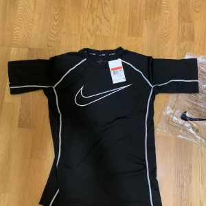 Nike compression shirt - Mycket fin Nike compression shirt. Oanvänd. Svart. Storlek L