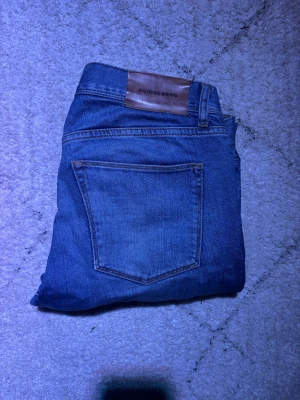  J.Lindeberg jeans slim-fit - Säljer dessa fina jeansen från J.Lindeberg i blått för bara 249. Byxorna har en snygg färg och sitter slim. Dem är i väldigt fint skick och finns inte mycket tecken på användning.  Dem är redo att hitta ett nytt hem! Fråga gärna om ni vill ha fler bilder eller mer information