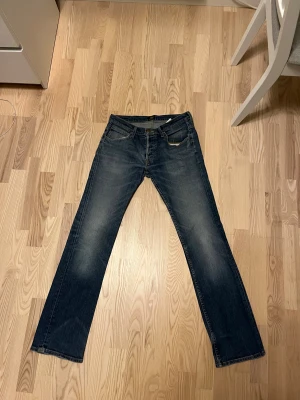 Lee knox jeans (unik)  W:31 L:34 - Snygga och unika mörkblåa jeans från lee (knox) med storlek 31 i midjan och storlek 34 på längden. 