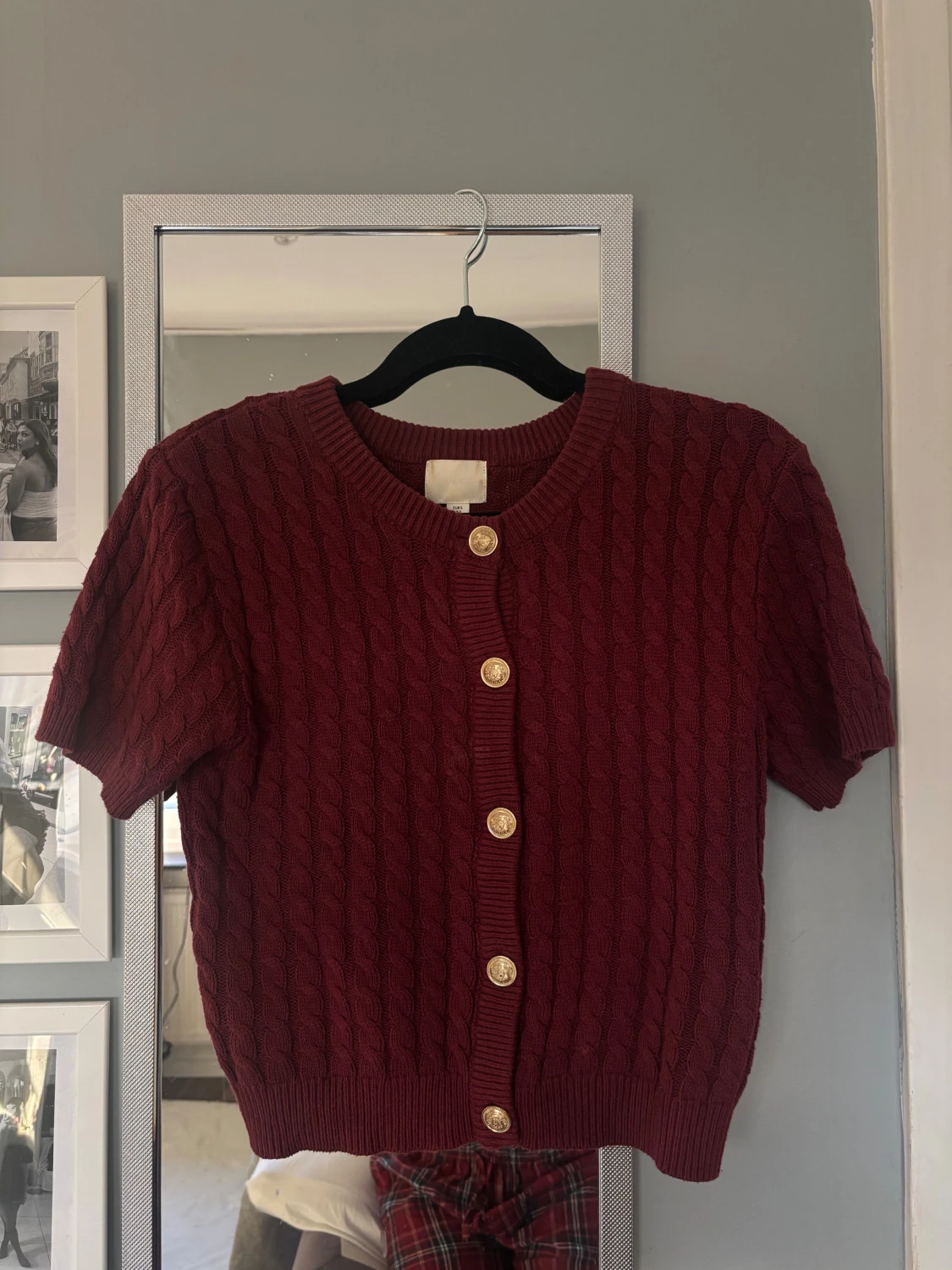 Vinröd kabelstickad kofta