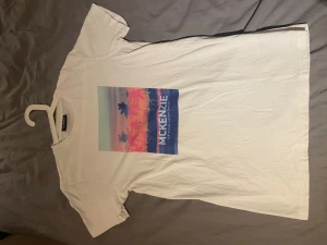 McKenzie  - Säljer en fin t shirt graphic Tisha från McKenzie. Den är köpt i Jd sports och den är i mycket bra skick men använd. 