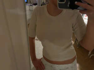 Beige ribbad topp - Säljer en beige ribbad topp med korta ärmar🤍