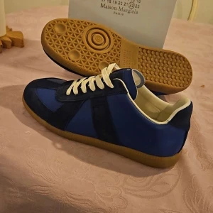 Maison Margiela skor - Säljer dessa nu feta eftertraktade Maison Margiela i mörkblått| Size:42| Pris 2499 går att diskutera| Kvitto finns| Om du har frågor är det bara att ställa | Skicka gärna med PostNord eller Instabox😁