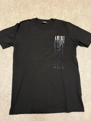 Amiri T-shirt  - Tja! Säljer denna stilrena Amiri T-shirten ! Storlek S / Skick 10/10 Nästan helt ny! Priset är ej hugget i sten, tveka inte att kontakta vid frågor eller funderingar!