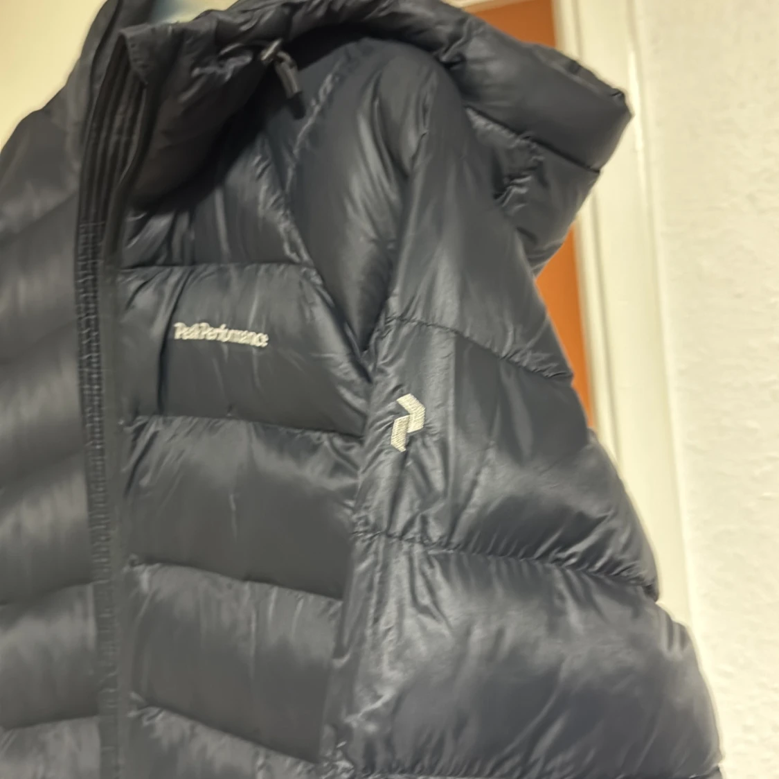 Svart dunjacka Peak Performance  - 1