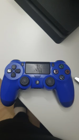 2 kontroller blå/svart och ps4 - Den svarta har stick drygt och den blåa har stick drift men det är inte så mycket 