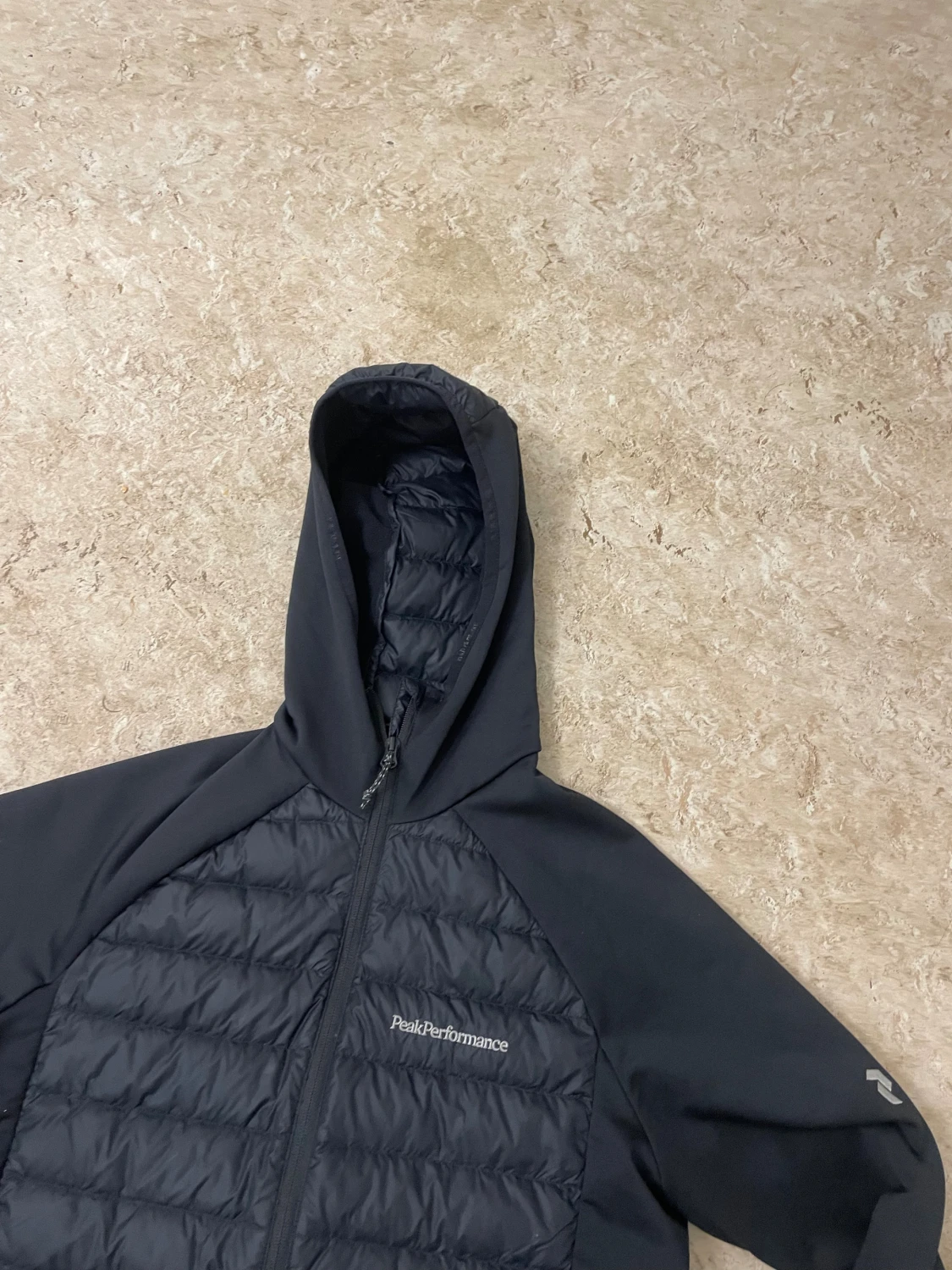 Svart Peak Performance pufferjacka - 3