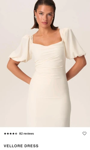 Adoore Ljus gul Vellore-klänning Stl s - Supersnygg ljus gul  Vellore-klänning från Adoore med puffiga korta ärmar, markerad midja. Klänningen har en lång, elegant siluett och är tillverkad i ett mjukt, lätt material som faller fint. Använd i  en timme ;)) så fin! Nypris 1695;- . Finns ej i butik längre 