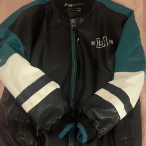 Svart bomberjacka - Bomberjacka från FB Sister som jag köpte från New Yorker. Säljer denna för 300kr och köparen står för frakten! Är lite osäker på storleken men är nog S/M. Hör gärna av dig för frågor och tryck inte på köp nu ^^