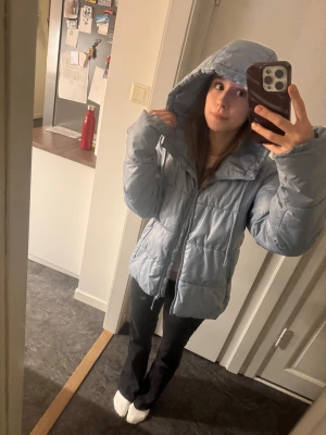 Ljusblå pufferjacka🩵 - Jätte fin och skön vinterjacka! Fortfarande i super bra skick och hade varit synd att behöva slänga🥰-H&M