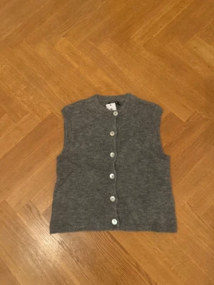Grå väst/tröja  - Grå väst/tröja från Gina tricot med prislappen kvar 