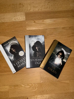 Grisha-trilogin (I ljusets makt, Stormens öga, Ur askan) - Hela Grisha-trilogin! Tre böcker fyllda av magi, mörka krafter och episka äventyr. Perfekt för dig som älskar fantasy och vill försvinna in i en spännande värld. Snygga omslag och populär bland unga vuxna. På Svenska