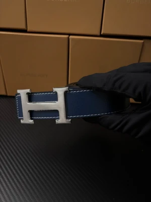 Herm3s bälte - Helt ny bälte, den är dessutom 2 sidig och du får borr och armband i köpet.