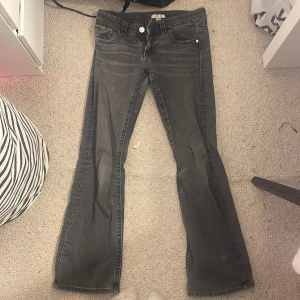 Svarta bootcut jeans från Gina Tricot - Snygga svarta jeans från Gina Tricot i storlek 158. Modellen har bootcut-ben och klassisk femficksdesign med knapp och dragkedja fram. Jeansen har en tvättad look och är tillverkade i jeansmaterial med stretch för skön passform.