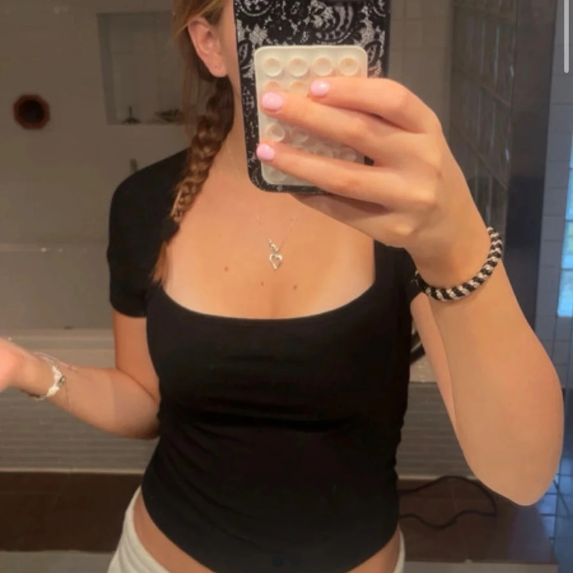 Svart croppad topp med öppen rygg