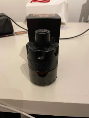 Azzaro the most wanted parfum 100ml - Säljer denna azzaro the most wanted parfum 100ml som är perfekt till vintern. Säljer då jag fick den i present och knappast aldrig använder den. Över 95ml kvar box finns. Hör av er vid frågor.