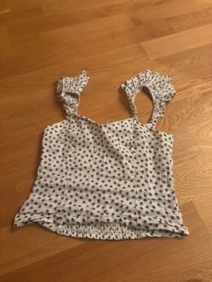 linne med lite volang på ärmarna  - Super fint linne som jag tyvärr säljer då det inte passade mig. 