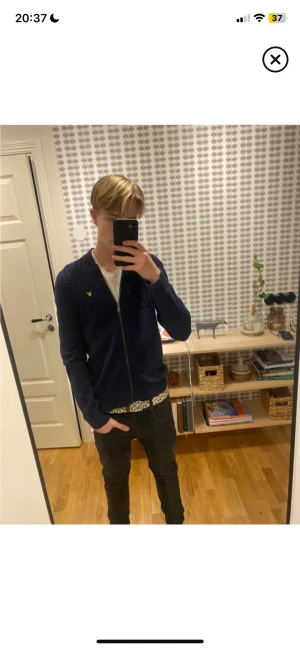 Lyle&scott zip up - Säljer riktigt snygg lyle and scott zip up storlek 176, storleken är missvisande och passar längre än så eftersom modellen är 180 och tom sitter lite löst