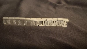 Silvrigt lacoste armband - Stilrent lacoste armband, helt oanvänd. Anbandet är i metall och som ny. Kontakta för mer frågor.