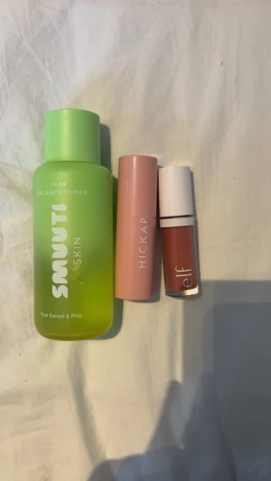 Bronzer, toner & läppglans paket - Säljer ett kit med Smuuti Skin Pear Balance Toner i grön frostad flaska, Hickap Golden Truffle Bronze and Contour i rosa hylsa och e.l.f. läppglans i nude/rosabrun färg med vit kork. Perfekt för dig som vill ha glow och fräscha läppar.
