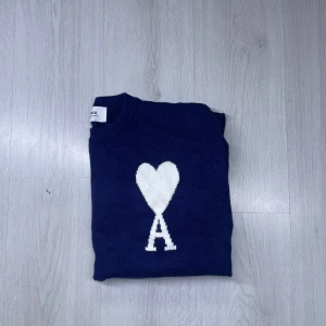 Marinblå stickad tröja från Ami - Snygg marinblå stickad tröja från Ami Alexandre Mattiussi. Väldigt bra skicka i storlek S, Ami’s stickade tröjor är ofta lite större i storleken därmed skulle jag säga att den sitter som en S-M, bara att höra av sig om du har några funderingar 😃